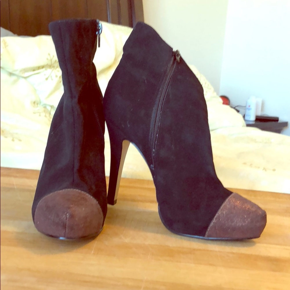 Santa Lolla Booties